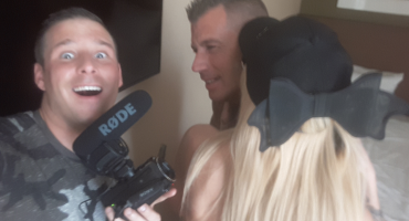 UPDATE: Film staat live! Porno acteur Rolf trekt zijn hete ‘poppetje’ voor de camera