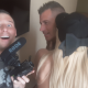UPDATE: Film staat live! Porno acteur Rolf trekt zijn hete ‘poppetje’ voor de camera