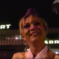 Met een stewardess de koffer in, lekker!
