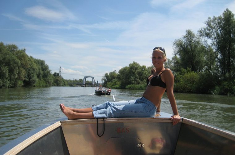 Gratis Fotoserie: Nathalie gaat de boot in (18+)