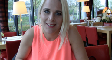 Gekke Petertje betrapt met blondine